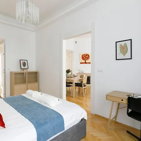 Maison Elegance 3 Bedroom Old Town Flat