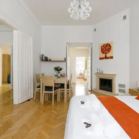 Maison Elegance 3 Bedroom Old Town Flat *